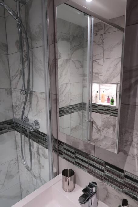 ***Spotless, Bright 1 Double Bed Apartment*** Bath Ngoại thất bức ảnh